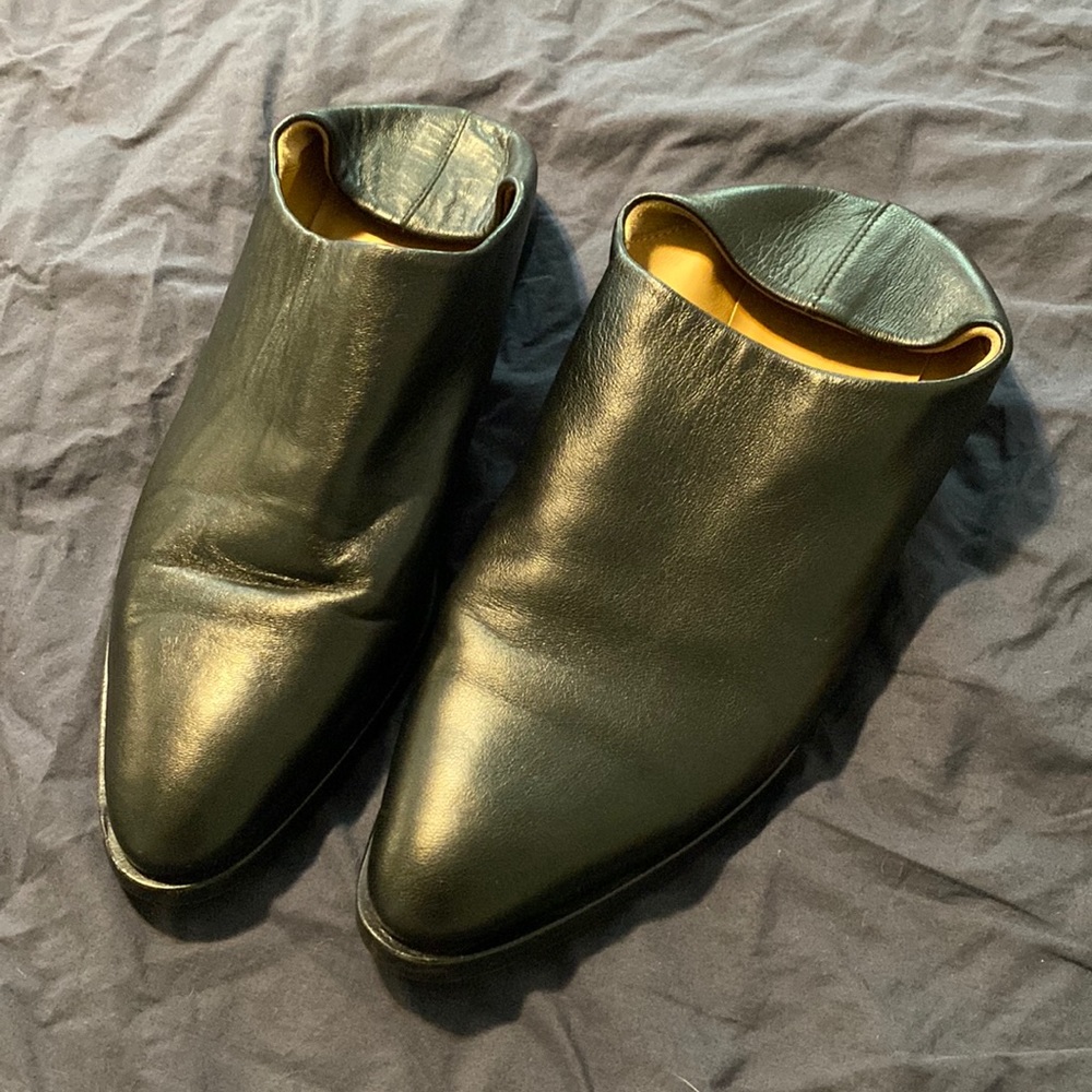 Everlane Italian leather black flats